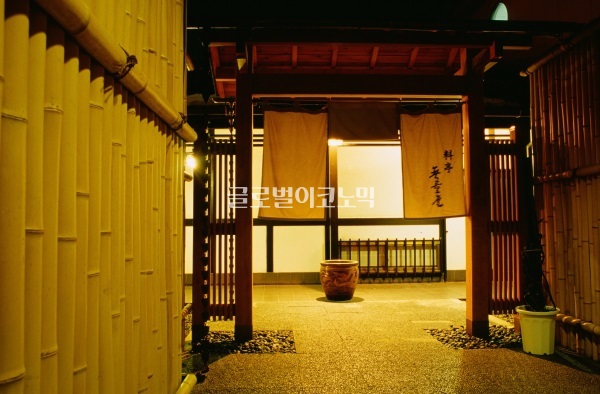 한중 사드 갈등 속에 양국의 여행 중단 사태가 발생하자 일본 정부가 기다렸다는 듯 외국인 관광객 수요에 대응한다는 이유로 에어비앤비를 본딴 '주택숙박사업법안'(민박신법안)을 상정했다 / 자료=글로벌이코노믹