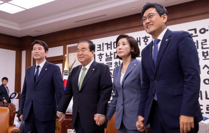 6월 임시국회의 남은 의사일정을 논의하기 위해 지난 15일 서울 여의도 국회에서 열린 국회의장-교섭단체 3당 원내대표 회동에 참석한 문희상 국회의장과 이인영 더불어민주당·나경원 자유한국당·오신환 바른미래당 원내대표가 포즈를 취하고 있다. /뉴시스