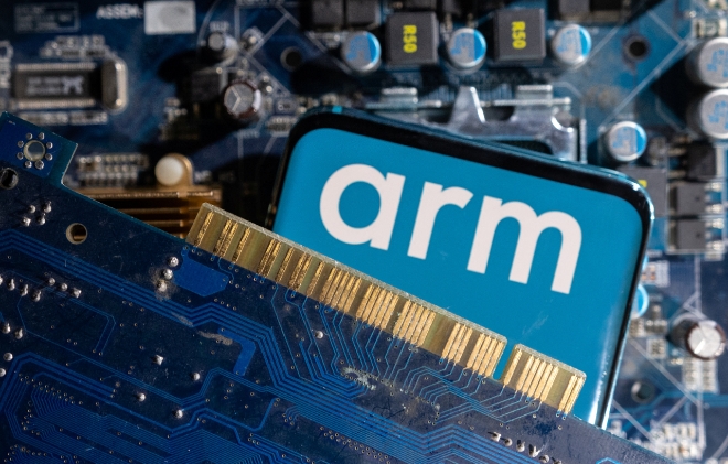 AI 반도체 라이벌 ARM·인텔…“은퇴 투자자엔 인텔이 더 적합”