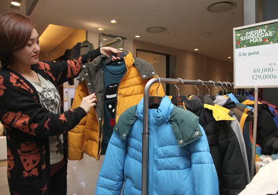 ▲올겨울엔오리털패딩대신착한가격의'솜(웰론)패딩'이인기를누렸다.