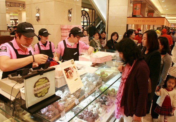 ▲지난8월신세계강남점에서첫선을보인독일과자'슈니발렌'이입소문으로유명세를타면서올해인기상품으로꼽혔다.