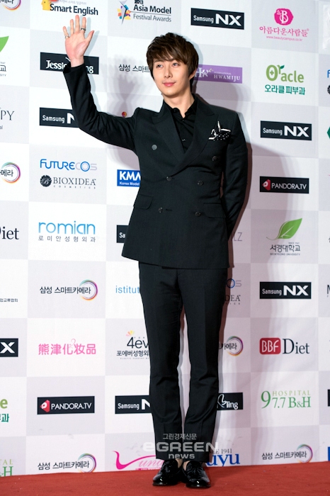 ▲가수SS501맴버김형준이제8회'2013아시아모델상시상식에참석해포즈를취하고있다.