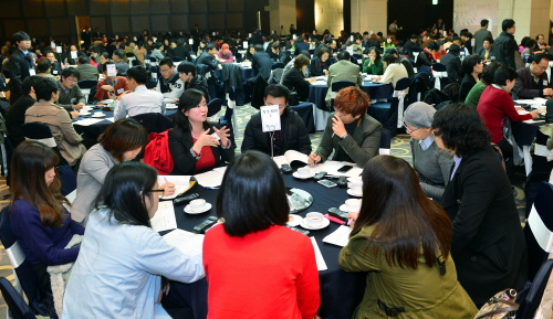▲주제를가지고열띤토론을하고있는현장.토론에서도감정표현내용을일치시켜진정성을담는게중요하다.
