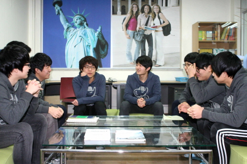 ▲대화에서진정성을통해서로마음이통화도록하는것이중요하다.멘토와멘티가대화를나누고있다.