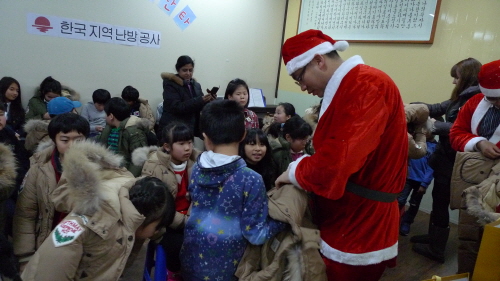 ▲한국지역난방공사행복나눔재단이연말을맞아성남에있는다음누리를찾아크리스마스케이크와방한복을전달하고있다.