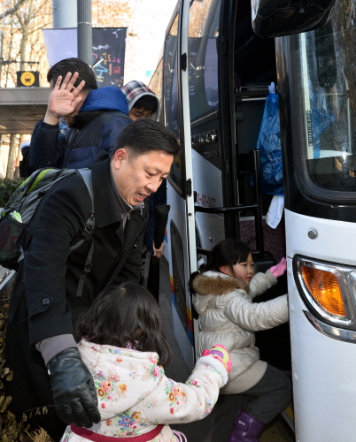 ▲서울중구정동덕수궁대한문앞에서정리해고비정규직노조파괴긴급대응비상시국회의관계자들이현대차울산공산비정규직철탑농성을지지하기위해희망버스에오르고있다.