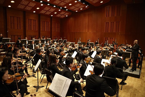 ▲윤용운감독의지휘로메디칼필하모닉과하트체임버가합동공연을하고있다.