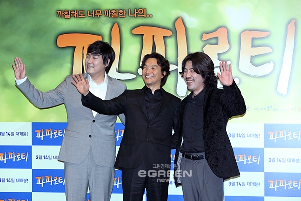 ▲조진웅,오달수,한석규가27일영화'파파로티'언론/배급시사회에참석해포즈를취하고있다.