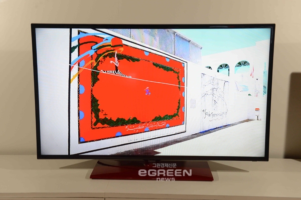 ▲삼성중국포럼에서선보인붉은색스탠드를채용한중국향TV전용모델F5080