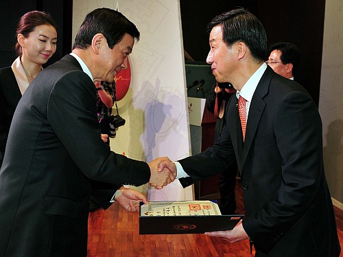 ▲한국화이자제약이동수사장(오른쪽)이'2013보건의날'을기념해진영보건복지부장관으로부터대통령표창을받고있다.