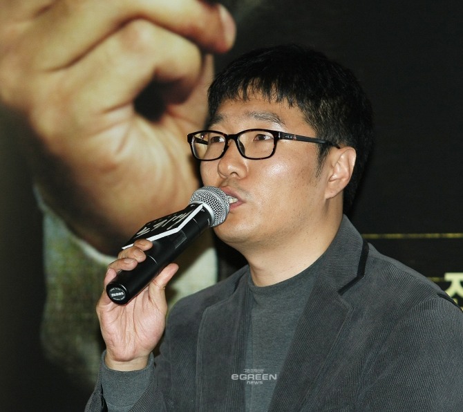 ▲최승호감독이9일언론시사회에서‘연예계성상납’문제를본격적으로다루는법정드라마영화<노리개>의기획의도를설명하고있다.