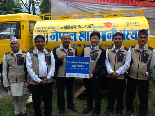 ▲코오롱그룹이지난2012년네팔포카라에서네팔수도공사에5000ℓ급물탱크가탑재된식수차를기증하고있다.