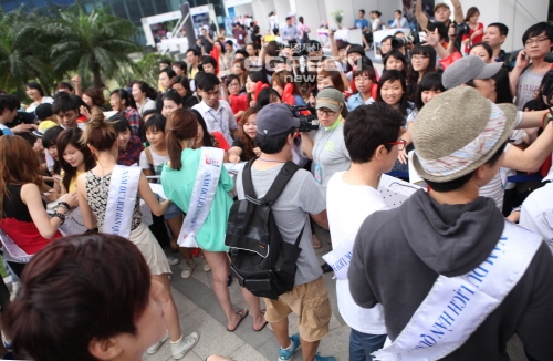 ▲한국관광공사는지난3월17일부터22일까지베트남하노이에서K-POP스타들과함께한국관광홍보활동을전개했다.한류스타들이미니팬사인회를갖고있다.