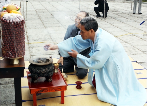 ▲추모제에서선열제위께술을올리는대한광복단기념사업회김병수회장