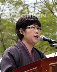 ▲헌시낭송을하는이윤옥시인