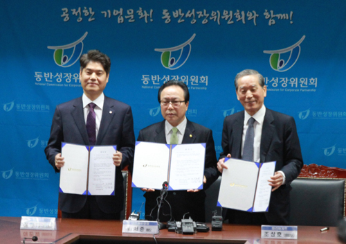 ▲지난2월27일뚜레쥬르(CJ푸드빌)허민회대표이사(왼쪽부터),대한제과협회김서중회장,파리바게트(파리크라상)조상호대표이사는서울구로동반성장위원회에서적합업종제과점업동반성장을위한합의서에서명하고,제과점업의동반성장의지실천을밝혔다.[사진=동반성장위원회]