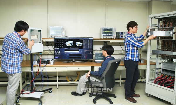 ▲삼성전자수원디지털시티DMC연구소에서연구원들이5세대(5G)이동통신송수신기술을시험중인모습