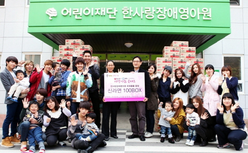 ▲농심사랑나눔봉사단은경기도광주시‘초록우산어린이재단한사랑장애영아원’에서인기그룹티아라,인피니트,마술사이은결및관계자등총40여명이참여한가운데봉사활동을펼친후신라면100박스를전달하고있다.