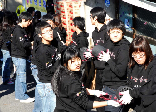 ▲농심의농심사랑나눔봉사단이서울시노원구중계본동일대에서서울연탄은행과함께독고노인,소년소녀가장등어려운이웃에게연탄과라면을배달하며따뜻한사랑나눔을실천하고있다.