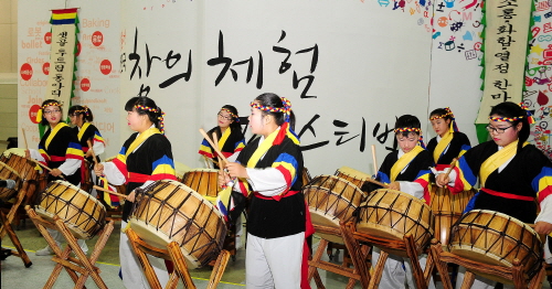 ▲다시초등학교와다시중학교의타악동아리학생들이경기도일산킨텍스에서열린대한민국창의체험페스티벌에서신명나는공연을선보이고있다.