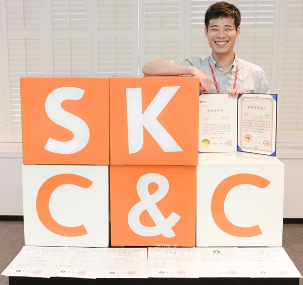 ▲SKC&C강훈기사원이자신의발명장학증서와특허증을소개하고있다