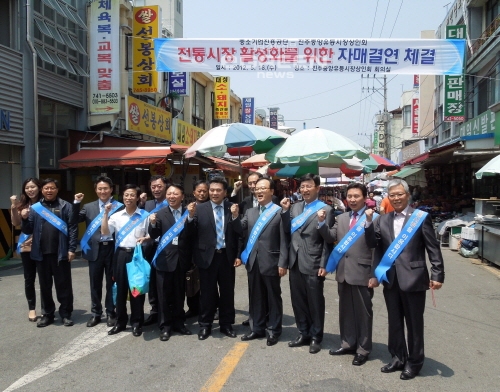 ▲경남진주혁신도시이전기관인중소기업진흥공단임직원들이본사이전지인진주를방문해1일사회봉사활동을마치고기념촬영을하고있다.