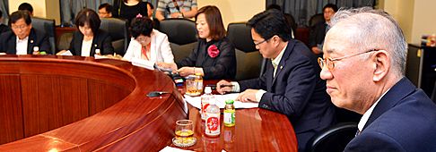 ▲10일오후서울동작구신대방동농심본사를방문한민주당을지로위원회(을을지키는길)소속의원들이박준농심대표이사와대화를나누고있다.