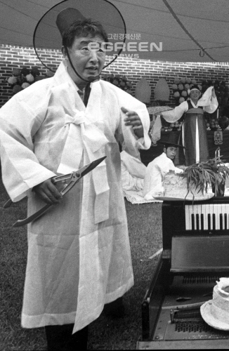 ▲백남준선생이그의절친한친구요셉보이스를추모하는굿퍼포먼스를하고있다.