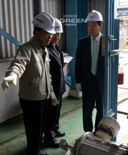 ▲전대천한국가스안전공사사장(오른쪽)이지난4월울산남구여천동삼성정밀화학염소가스누출사고현장을둘러보고있다.