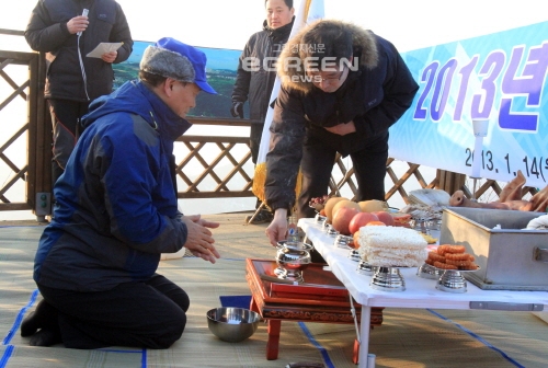 ▲지난1월한국가스안전공사전대천사장과임원섭노조위원장을비롯한임직원60여명이경기도시흥시소래산정상에올라‘2013년노사화합가스안전기원제’를올리고있다.