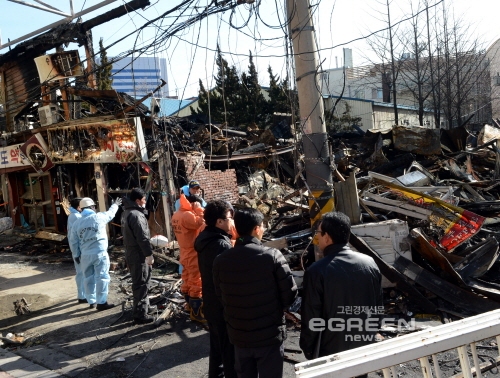 ▲지난2월인사동식당밀집지역에가스폭발로추정되는대형화재가발생한가운데한국전기안전공사,국과수,소방관및감식원들이서울종로구화재현장에서현장조사를하고있다.