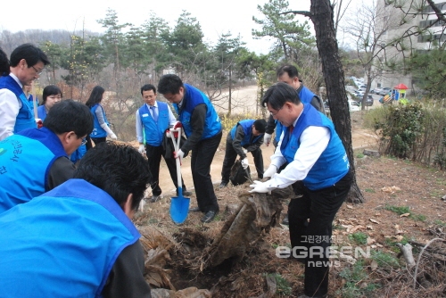 ▲한국전기안전공사(사장박철곤)가식목일인지난4월5일서울강동구고덕로명일공원일대에서환경정화활동을펼치고있다.