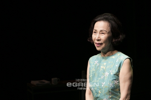 ▲연기인생50주년을맞은연극배우손숙