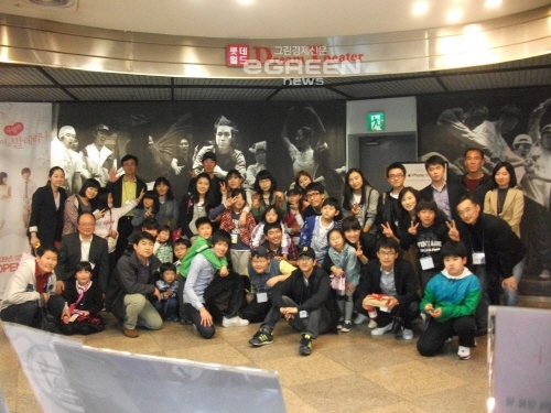 ▲대한전선은서울도봉구도봉희망드림지역아동센터의저소득층어린이17명을초청해문화나들이봉사활동을실시했다.이들은함께민속박물관을관람하고,뮤지컬'발레리나를사랑한비보이'를감상했다.