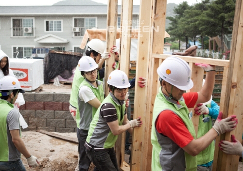 ▲대한전선은지난2011년강원춘천신북해비타트공사현장에서벽체트러스트제작,집내부콘크리트잔해제거등봉사활동을펼쳤다.