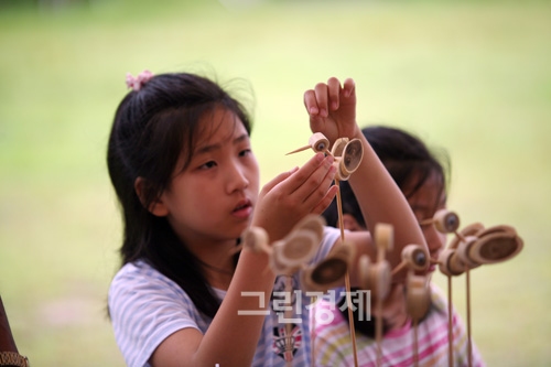 ▲진지하게솟대만들기에참여하는아이들