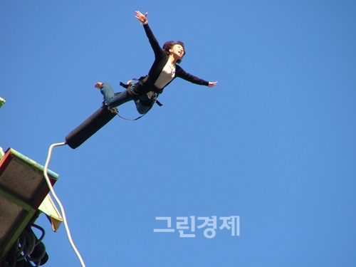 ▲짜릿한쾌감의번지점프(인제군청제공)