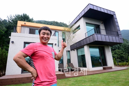 ▲'러브하우스한글주택'완공기자간담회에서포즈를취하는김병만
