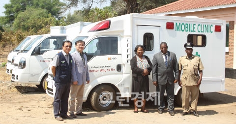▲강원화말라위기아대책지부장,신관수기아차CSR환경경영팀장,치부와나(Chibuwana)살리마보건국장,카롱가(Karonga)살리마지역추장,디지코(Dziko)살리마지역경찰서장이지원차량앞에서기념촬영을하는모습