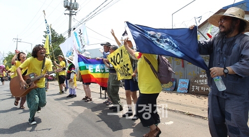 ▲우리사회의대표적갈등지역인제주서귀포시강정마을해군기지공사장앞에서관계자들이평화인간띠잇기행사를진행되고있다.