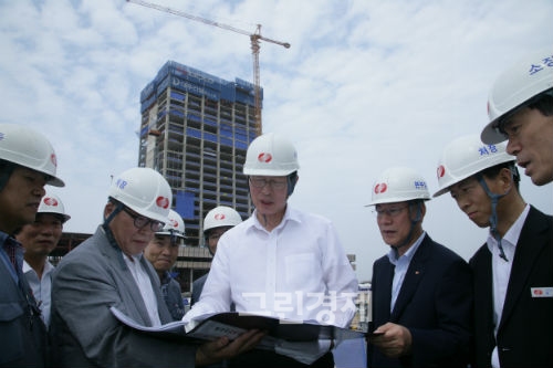 ▲신사옥건설현장을점검하는'한전조환익사장'