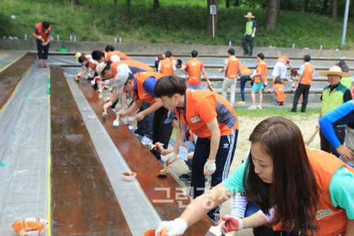 ▲서울숲에서봉사활동을펼치고있는'호반사랑나눔이'