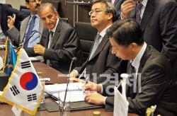 카자흐스탄KLPE프로젝트계약식에서임병용GS건설사장이계약서에서명을하고있다.
