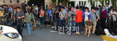 ▲배우백윤식의여자친구인모방송사의K기자가기자회견을돌연취소한27일오후서울서초구기자회견이열릴예정이었던한레스토랑앞에서취재진이대기하고있다.