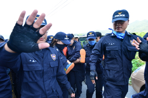 ▲지난3일,집회참가자가경찰에연행되고있다.