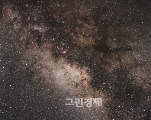 ▲이태형대표가1998년한국인최초로발견한소행성'통일'.