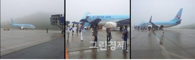 ▲우천속에서항공기까지걸어서이동하는양양항공승객들