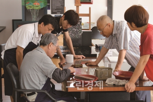 ▲통영옻칠미술관2013레지던스교육프로그램에참가한멩홍리(왼쪽두번째부터),용강우,권순섭,김한내작가가김성수관장(왼쪽첫번재)으로부터실기수업을듣고있다.