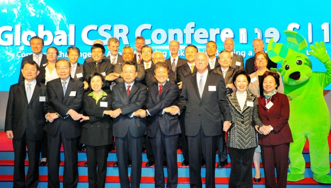 ▲사진앞줄왼쪽부터문국현뉴패러다임대표,양수길UN지속가능발전해법네트워크코리아포럼상임대표,한승수GCC2013조직위원장,이승한유엔글로벌콤팩트한국협회장,키스달시(KeithDarcy)윤리준법감시인협회사무총장