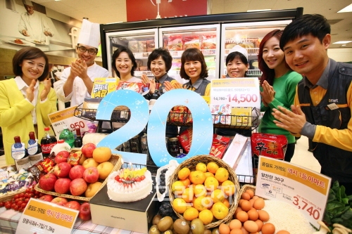 ▲이마트개점20주년을맞아서울응암동이마트은평점에서매장직원들과고객들이이마트개점20주년축하행사를하고있다.